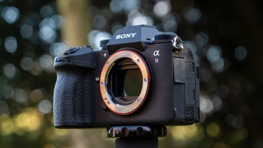 Sony A9 III capturant une scène sportive en rafale, appareil photo professionnel conçu pour la vitesse, le suivi de sujet et les reportages dynamiques.