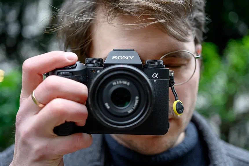 Sony A9 III - Hybride plein format révolutionnaire avec obturateur global, rafale 120 im/s sans blackout et flash sync à 1/80000s, conçu pour les photographes sportifs pros.