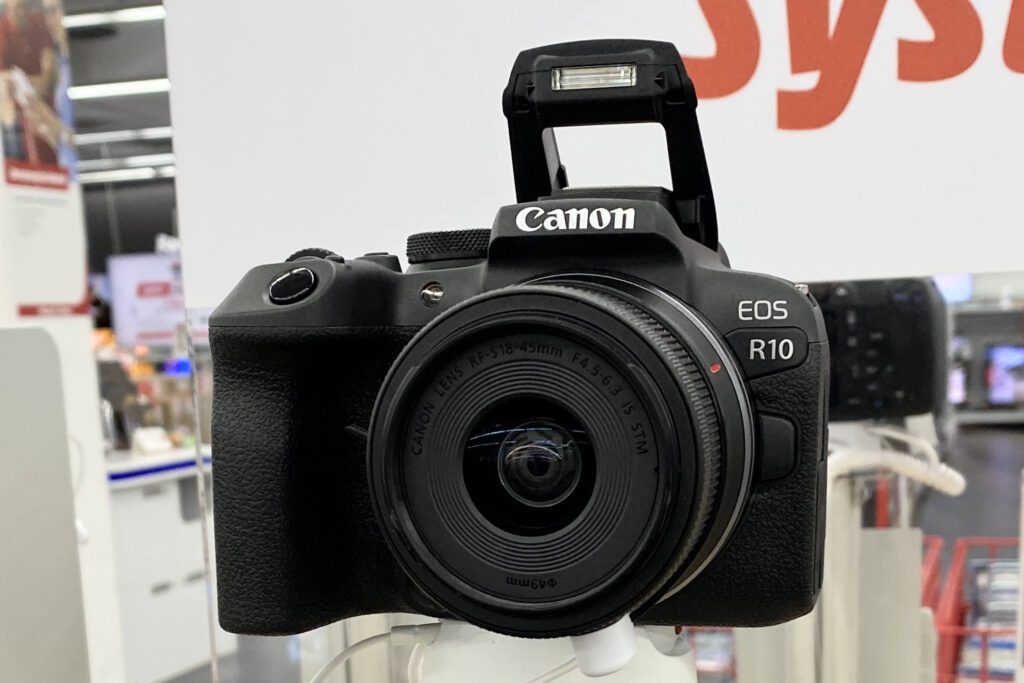 Canon EOS R10 – appareil photo hybride rapide et précis, excellent pour la photo de sport, de voyage et d’action.