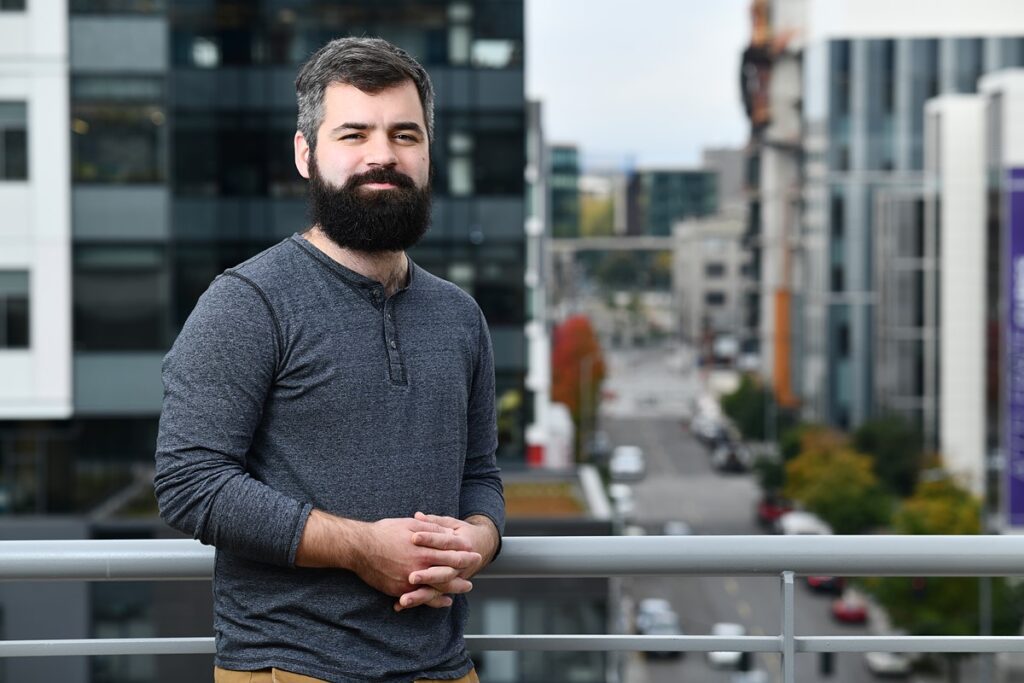 portrait d'un homme sur un pont