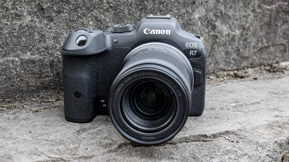 Canon EOS R7 - Hybride APS-C 32,5 Mpx performant et compact, avec autofocus animal/véhicule et stabilisation 8 stops, parfait pour la photo animalière et le voyage.