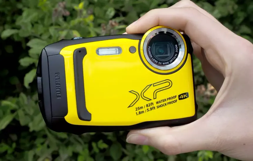 Fujifilm FinePix XP140 - Appareil photo compact waterproof (15m), anti-chocs et résistant au froid. Unique à moins de 150€ pour la plongée, la plage et les activités outdoor.