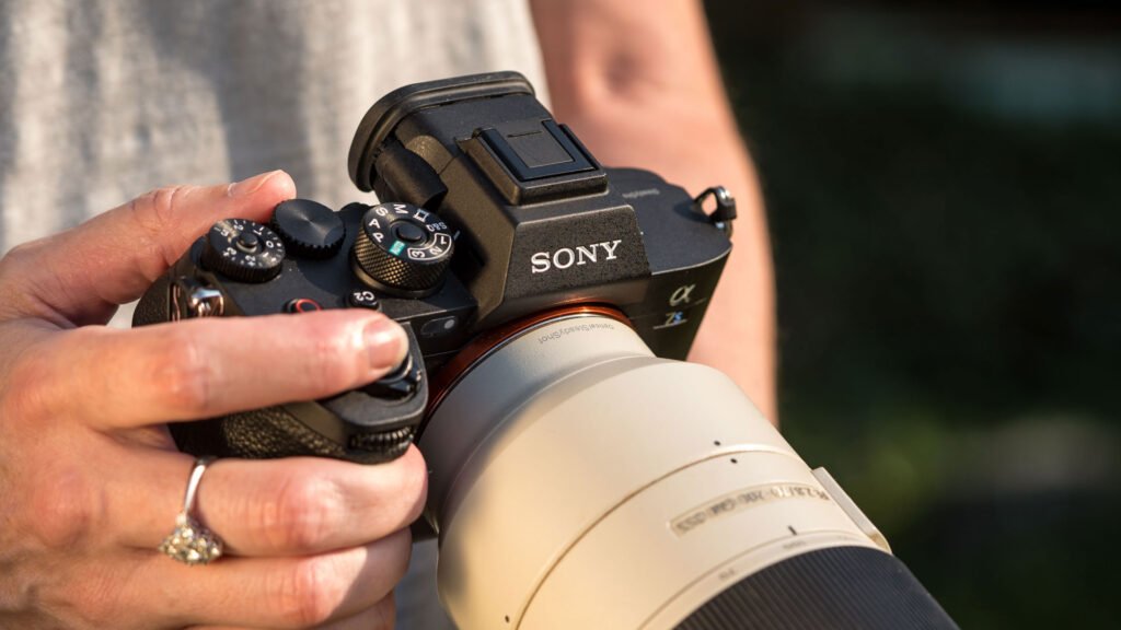 Le Sony A7S III tenu par un photographe