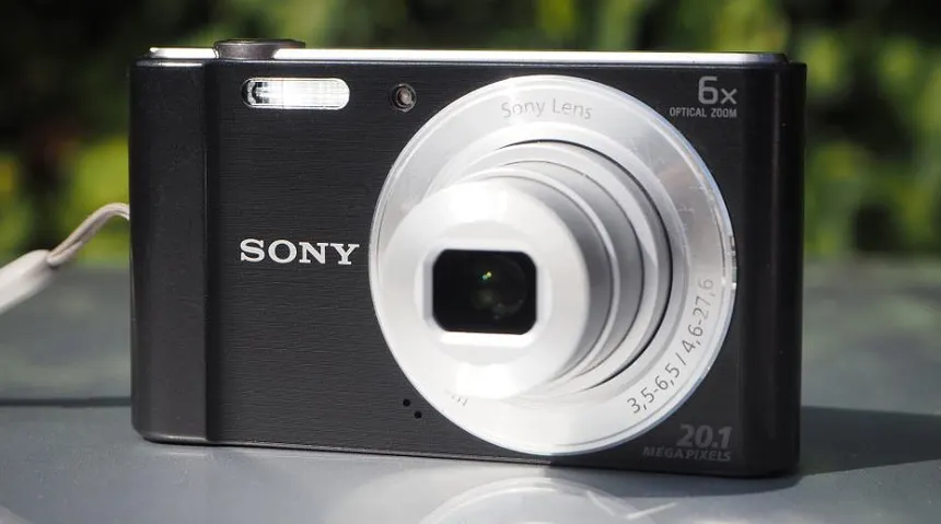 Sony Cyber-shot W810 - Compact numérique slim de marque avec capteur 20.1 MP, zoom 6x et mode Panorama. Un choix fiable et simple pour un usage quotidien.