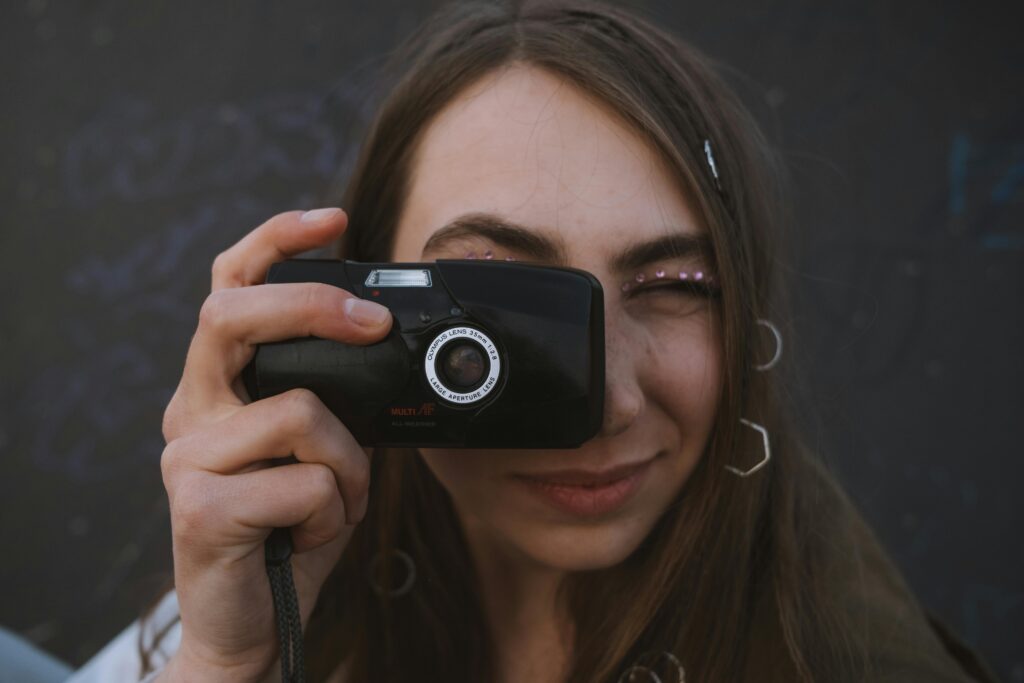 femme-avec-un-appareil-photo-compact