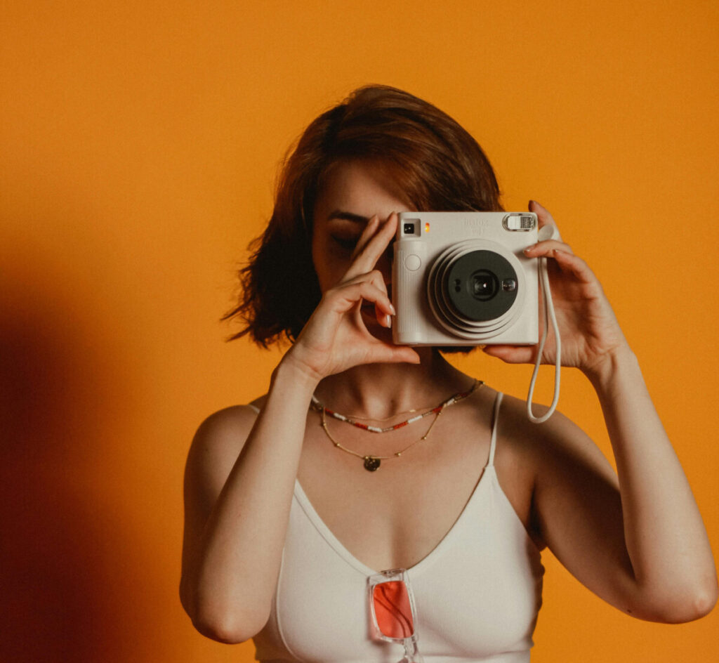 Appareils Photo Instantanés : Le Duel Polaroid vs Fujifilm, Qui Remporte la Partie ? 3 Appareil photo instantané Polaroid avec photos éjectées