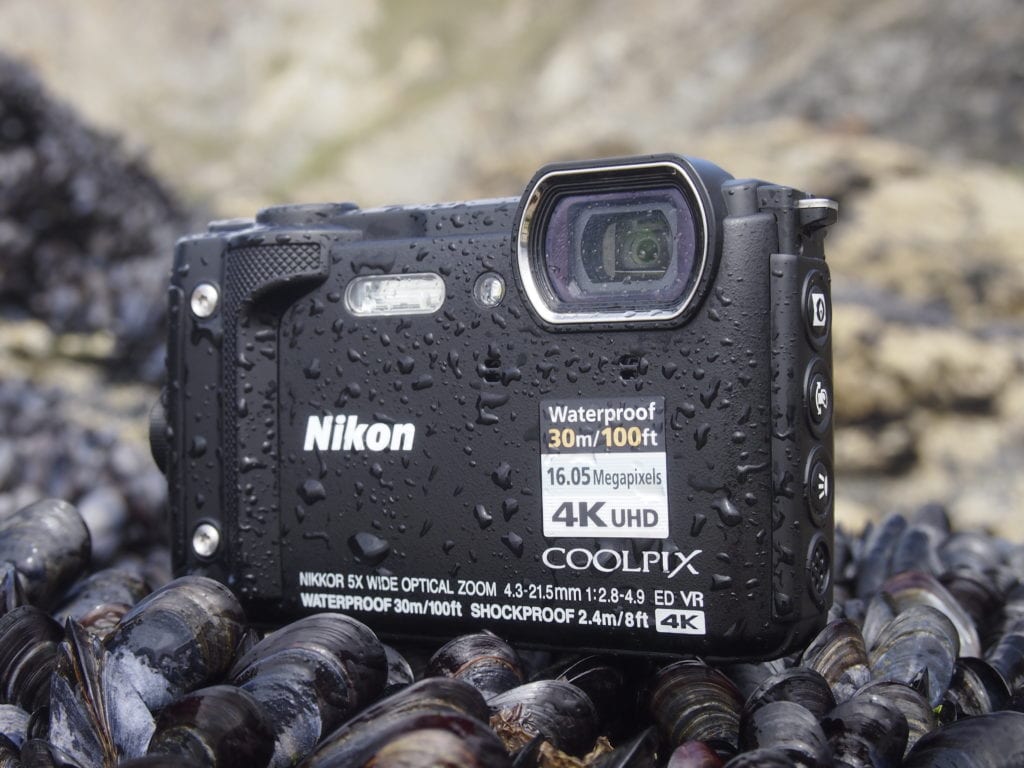 Meilleurs Appareils Photo Compacts Étanches : Notre Top 5 ! 2 nikon w100 hero 2 4032px 1