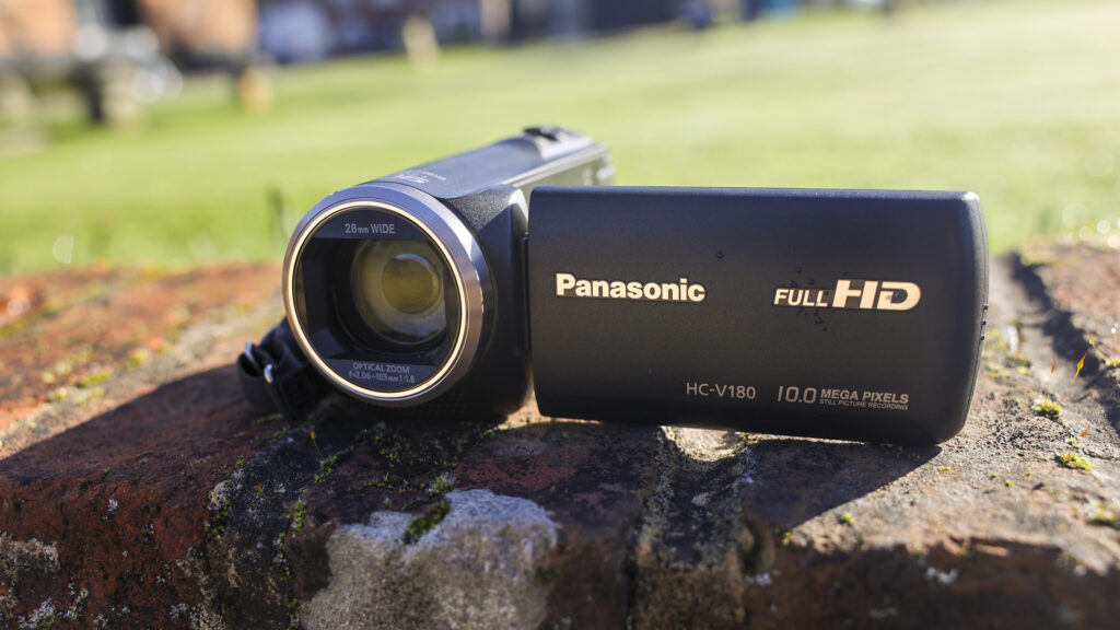 Caméscope Panasonic HC-V180 avec grand zoom optique 50x, parfait pour les vidéos de voyage et les enregistrements familiaux.