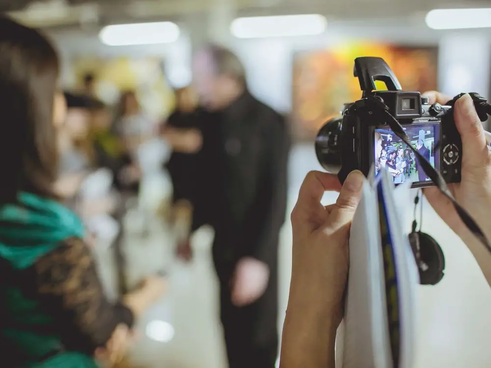 10 Conseils Pour Débuter Dans La Photographie Evènementiel 1 une celibité masculine entrain d'être photographier