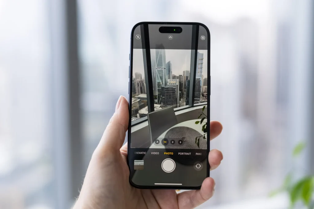 iPhone 15 Pro – smartphone photo haut de gamme avec triple capteur et mode portrait professionnel pour contenu créatif instantané.