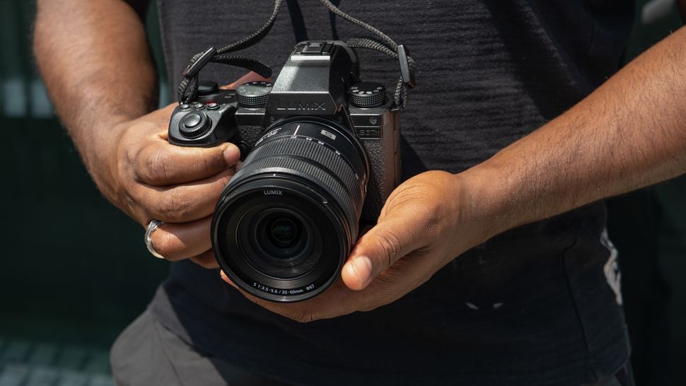 Panasonic Lumix S5IIX - Hybride plein format pour vidéastes, featuring stabilisation active, enregistrement ProRes SSD et livestreaming USB, idéal pour le cinéma indépendant.
