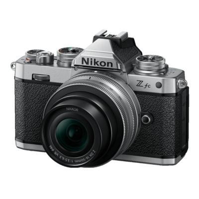 Nikon Z fc – appareil photo hybride au design rétro et capteur moderne, parfait pour les passionnés de photo urbaine.