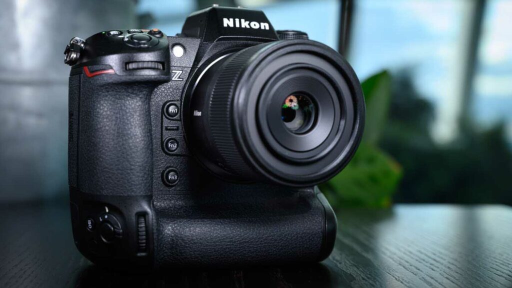 Boîtier Nikon Z9 entre les mains d’un photojournaliste, appareil phare plein format offrant une réactivité extrême et une qualité d’image exceptionnelle.