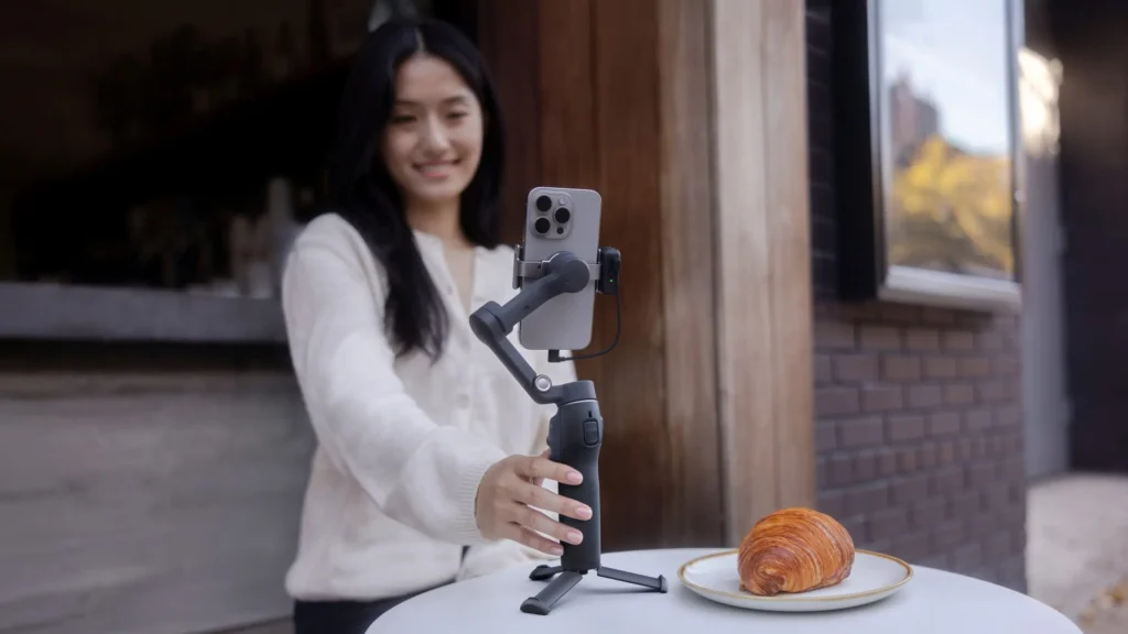 Stabilisateur DJI Osmo Mobile 7P avec perche intégrée et suivi de sujet intelligent pour iPhone