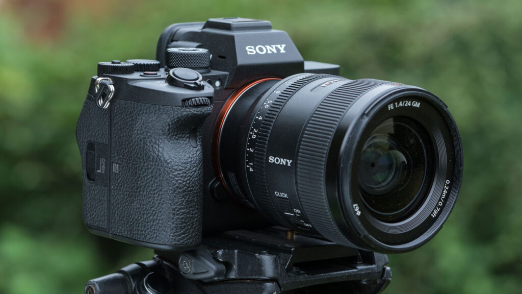 Sony A7S III équipé d’un micro, utilisé pour le tournage d’une vidéo en basse lumière, symbole de la performance en vidéo.