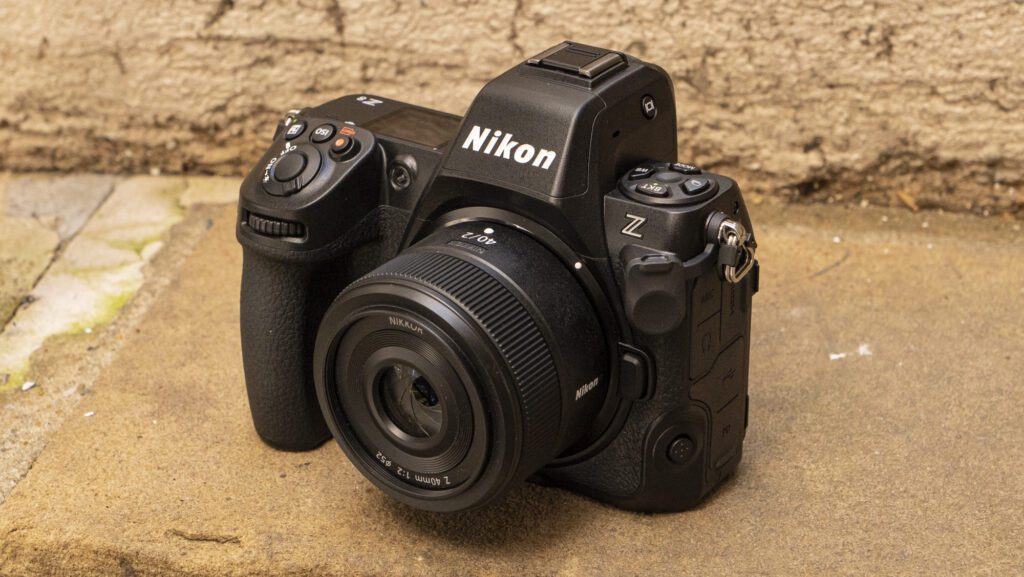 Nikon Z6 II sur fond de paysage urbain, boîtier hybride plein format alliant puissance, légèreté et fiabilité pour les reporters exigeants.