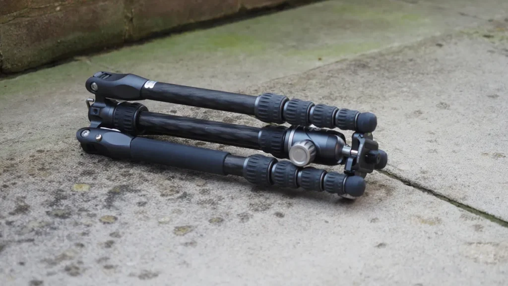 Trépied Benro Rhino en carbone ultra-compact avec système de verrouillage rapide pour la randonnée.