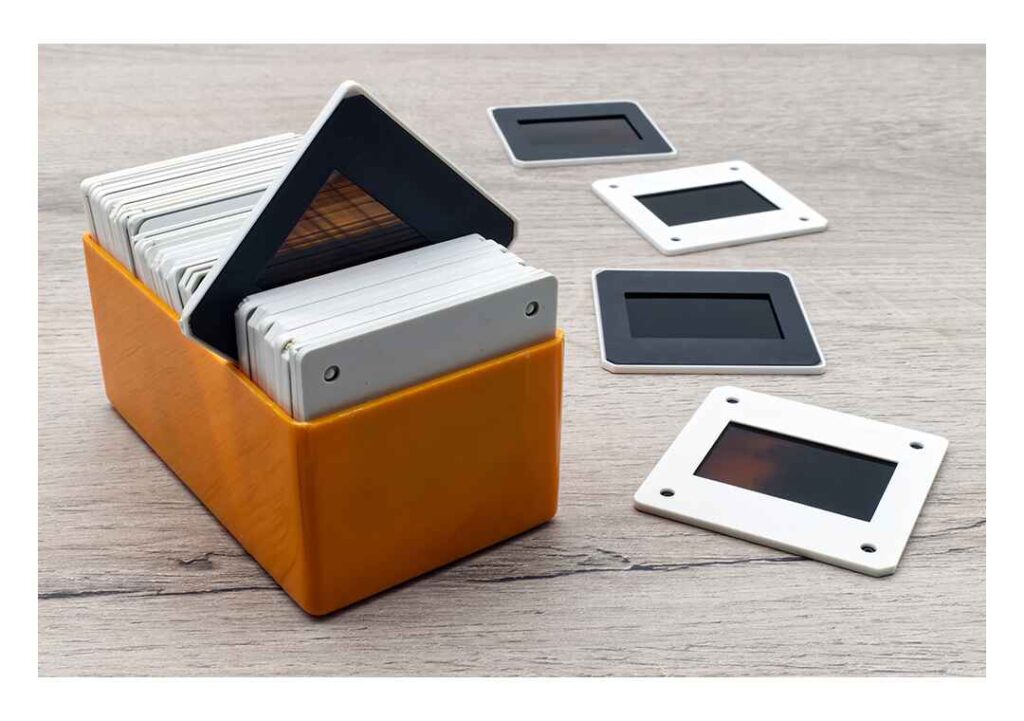 Diapositives montées prêtes pour numérisation — archives familiales restaurées en numérique.