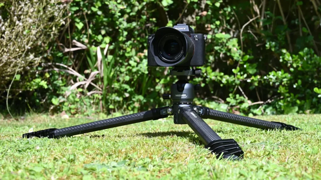 Trépied Neewer LiteTrip LT38 compact et abordable pour les photographes amateurs en déplacement.