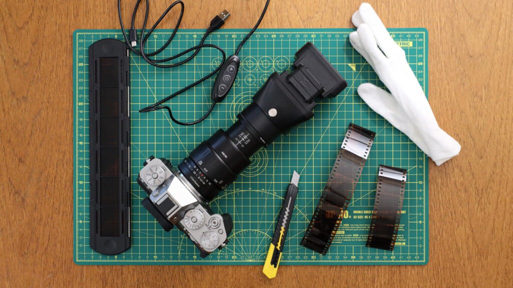 Installation de numérisation de négatifs avec appareil photo numérique, objectif macro et support Digitaliza