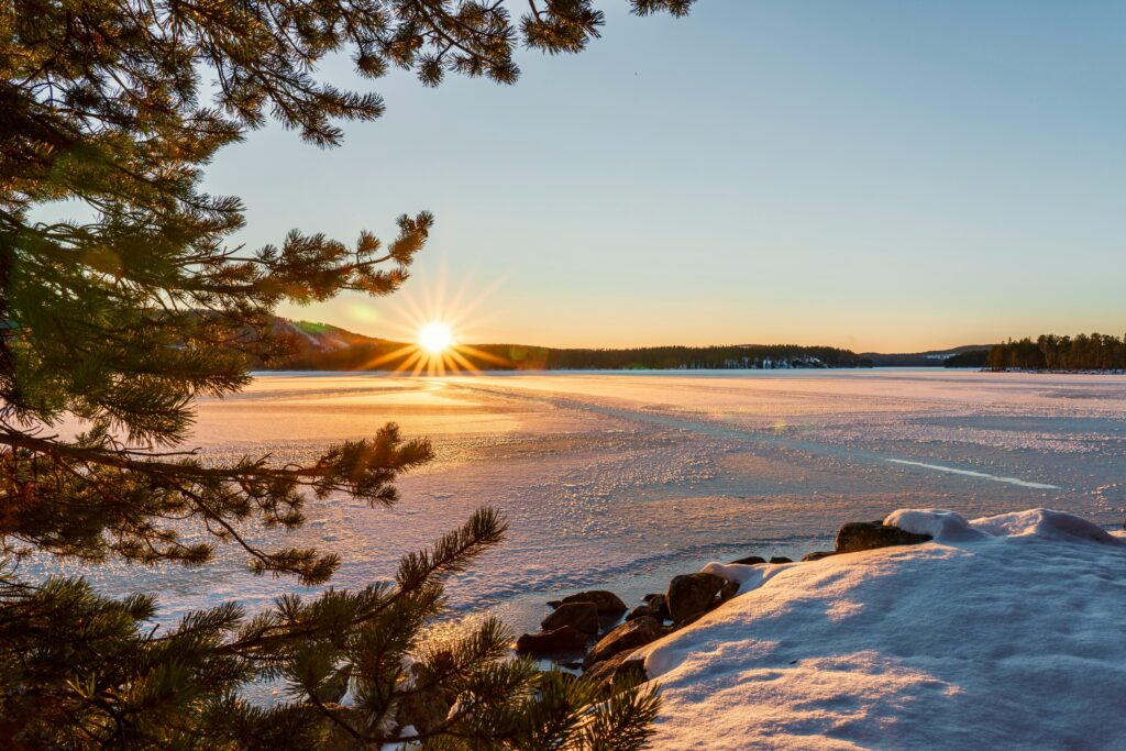 Photographier les paysages d’hiver : 7 conseils pour réussir vos photos dans la neige 11 couche de soleil sur paysage enneige