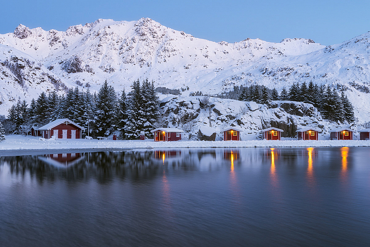 Photographier les paysages d’hiver : 7 conseils pour réussir vos photos dans la neige 5 maisons rouge dans la neige
