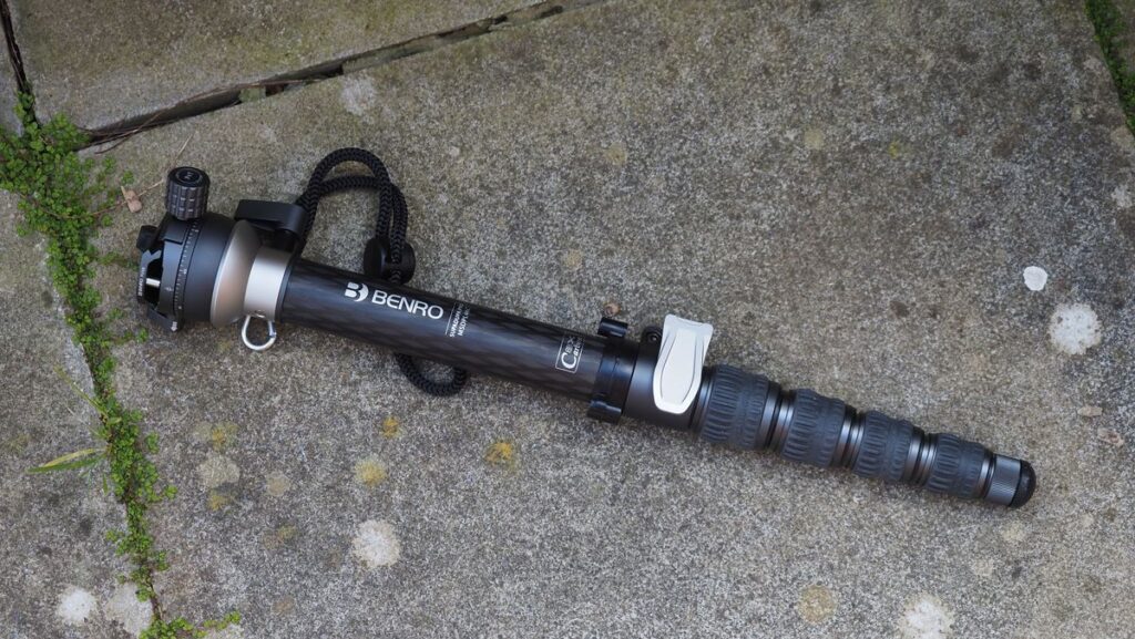 Benro MSDPL46C - Monopode carbone 4 sections pliable à 46cm, charge maxi 20kg. Idéal pour les téléobjectifs lourds en photo animalière.