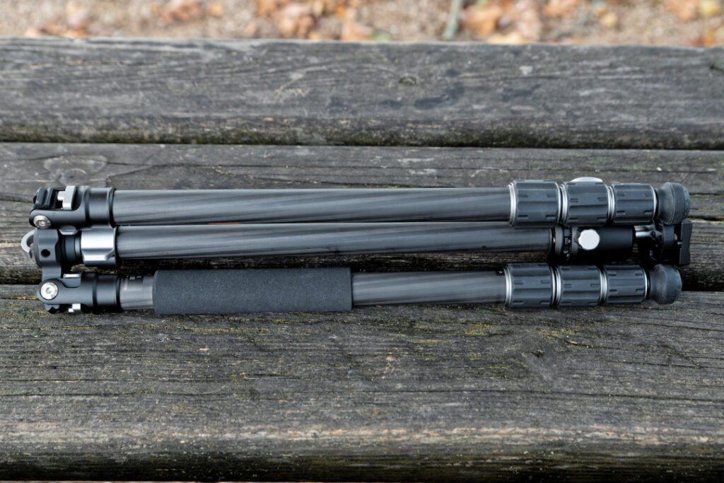 Comparaison de la résistance aux chocs entre un tube de trépied en aluminium déformable et la rigidité du carbone.