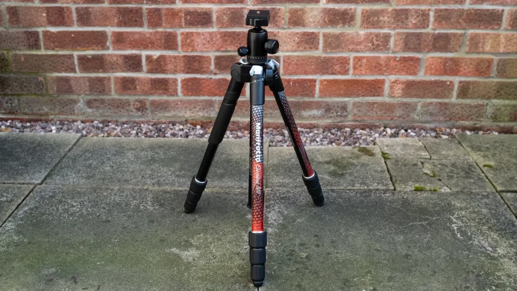 Trépied noir Manfrotto Element MII avec pieds colorés.