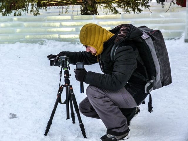 Manipulation d'un trépied en carbone par temps froid, un matériau isolant plus confortable que l'aluminium glacial.
