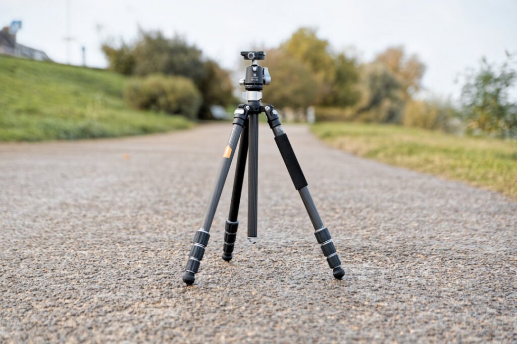 Un trepied carbone daspect professionnel robuste et bien entretenu apres plusieurs annees