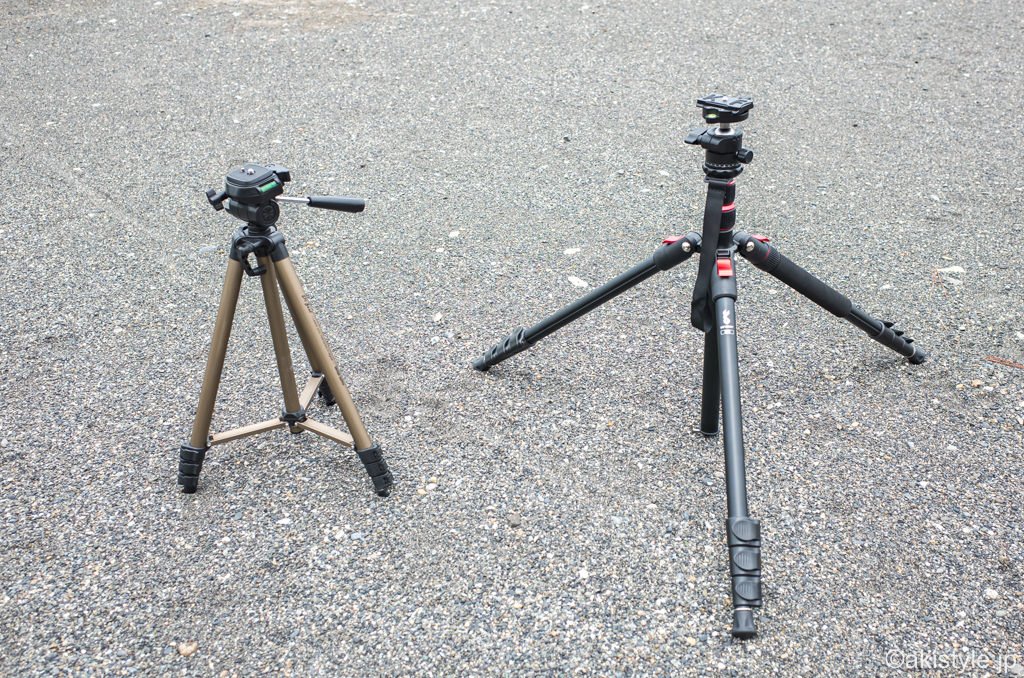 Comparatif visuel entre la finition d'un trépied en aluminium et la texture tressée de la fibre de carbone.