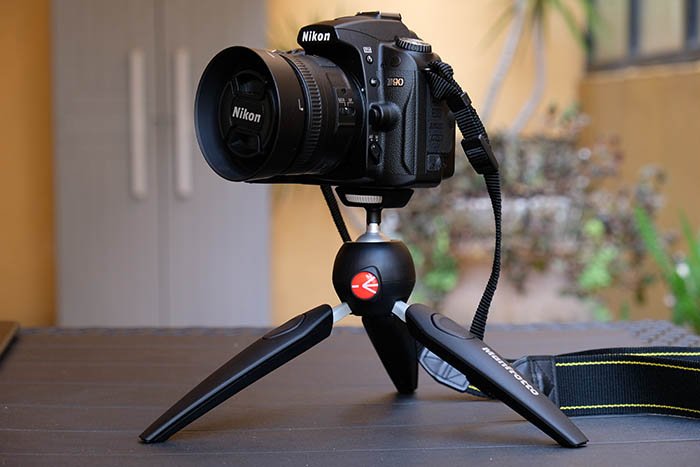 Mini trépied Manfrotto Pixi robuste pour appareil photo hybride et reflex léger.