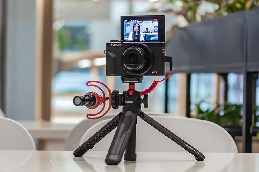 Trépied de bureau compact pour le streaming, le télétravail et les appels vidéo Zoom.