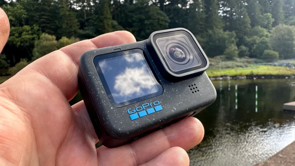 Les Meilleurs Appareils Photo Tropicalisés (2025) – Résistez à la pluie, la poussière et au temps 14 GoPro Hero12 fixée sur un casque de montagne – caméra robuste pour capturer l’action et l’émotion