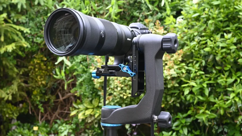 Trépied avec caméra et objectif monté sur une rotule pendulaire