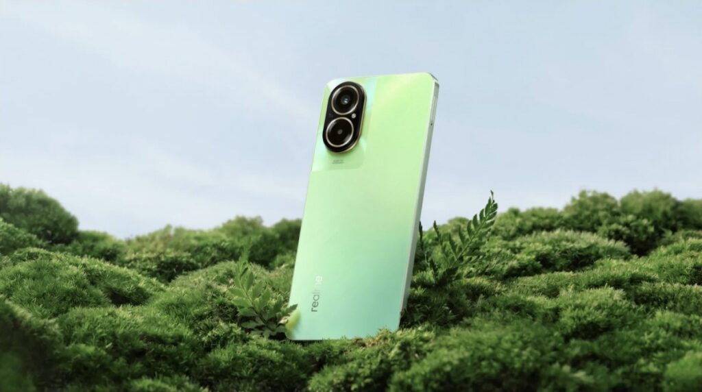 Jeune voyageur prenant des photos de voyage avec le Realme C67, un smartphone photo économique et polyvalent.