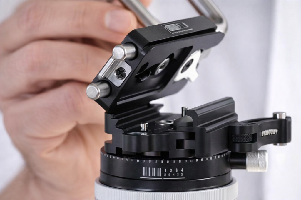 Système de fixation universel Arca-Swiss avec plateau rapide sécurisé pour un changement d'appareil photo instantané.