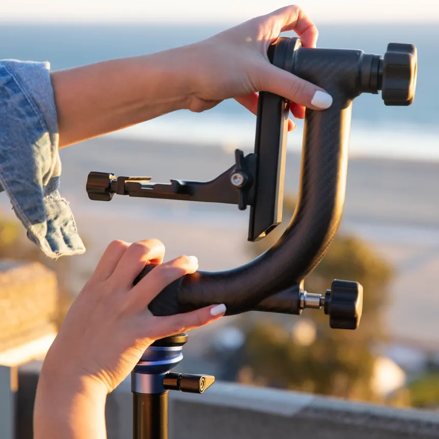 Rotule pendulaire professionnelle montée sur un trépied carbone pour la photographie d'oiseaux en pleine nature.