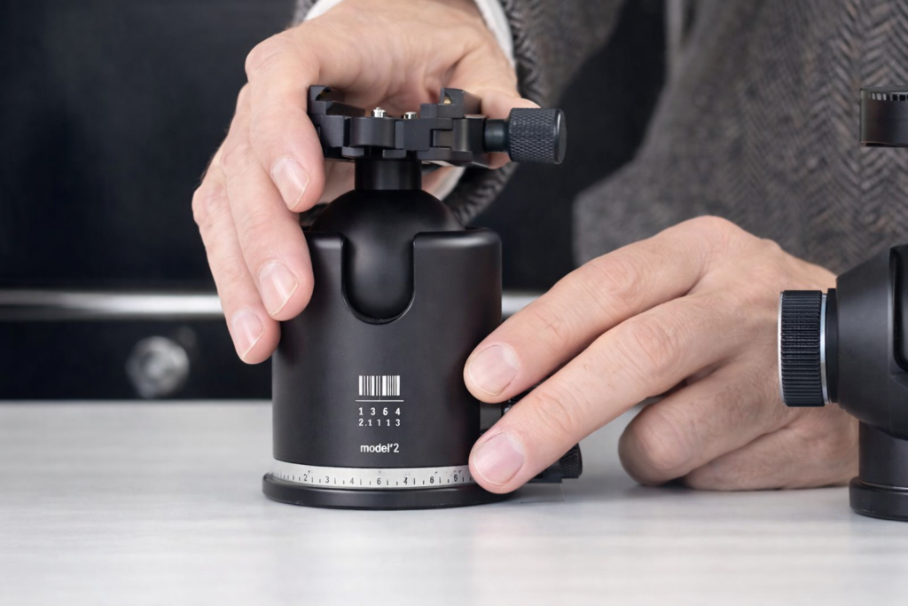 Réglage de la molette de friction d'une rotule ball pour contrôler la résistance du mouvement selon le poids de l'appareil.