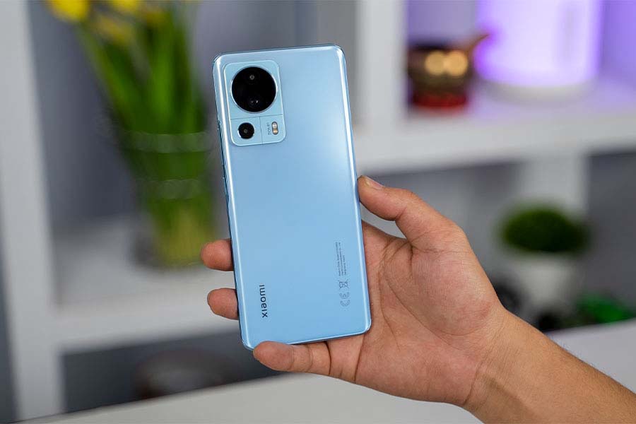 Xiaomi 13 Lite immortalisant des paysages lumineux, symbole de créativité accessible