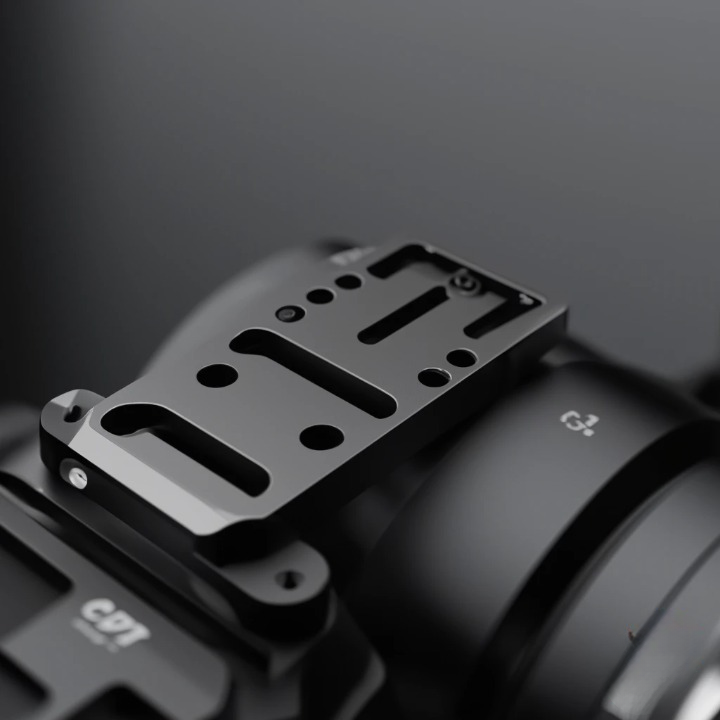 Plaque rapide Arca-Swiss fixée sous un appareil photo pour une installation sécurisée sur rotule