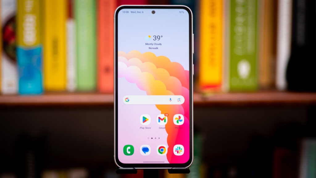 Samsung S23 FE entre les mains d’un vidéaste en voyage, illustrant la polyvalence du mobile photo 4K.