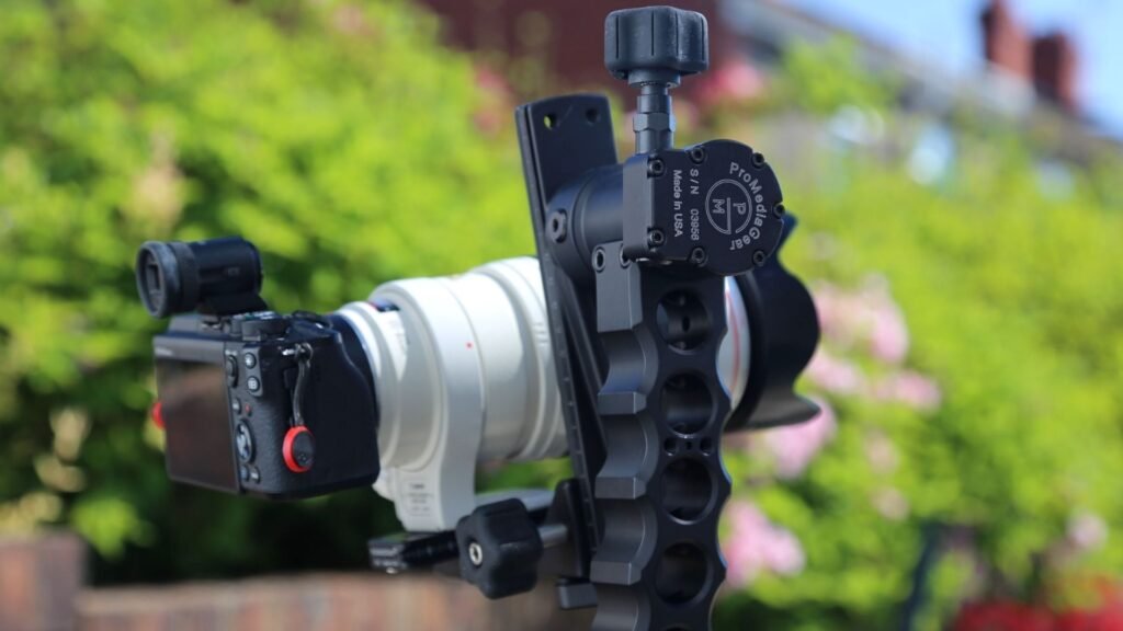 Rotule pendulaire supportant un téléobjectif