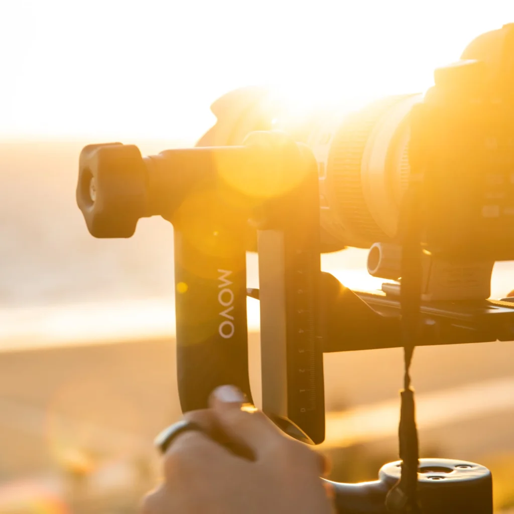 Réglage précis de la friction sur une rotule pendulaire à l'aide d'une molette dédiée.