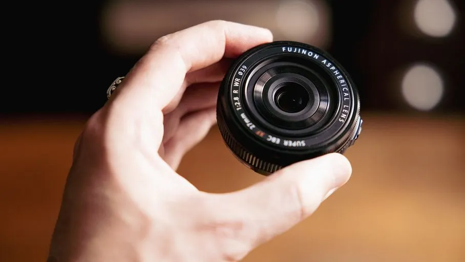 Objectif Fujinon XF 27mm f/2.8 R WR - Objectif pancake ultra-plat (équivalent 41mm) pour Fujifilm X. Rend votre hybride compact pour la photo de rue et le voyage quotidien.