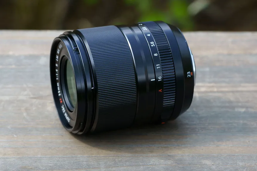 Objectif Fujinon XF 23mm f/1.4 R LM WR - Objectif grand angle lumineux (f/1.4, équivalent 35mm) pour reportage et photo environnementale. Moteur linéaire rapide et construction étanche.