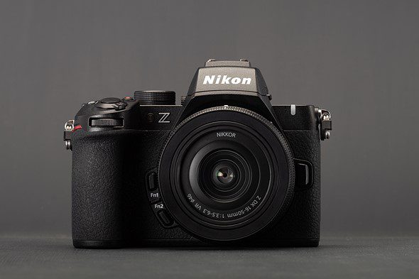 Nikon Z 50II posé sur une table de voyage – appareil hybride compact et puissant