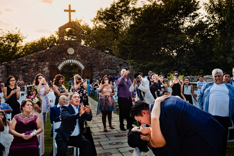 3 réglages à faire sur votre appareil photo hybride pour réussir vos photos de mariage 7 réglages_appareil_photo_hybride_réussir_photos_mariage_champagne_baisé