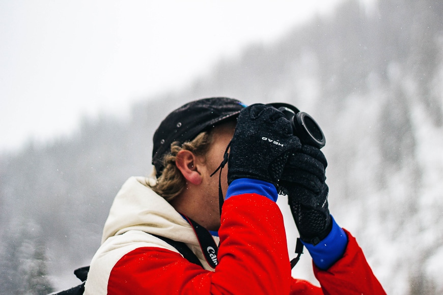 Comment photographier en hiver 16 appareil photo posé sur la neige